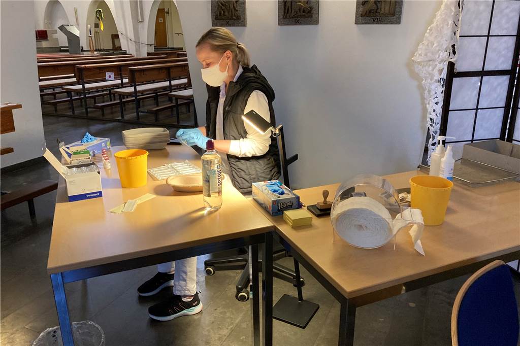 Castrop-Rauxels Impfkirche eröffnet: Über 260 Impfungen am ersten Tag Katrin Maluchnik bereitet vor dem Start die Spritzen mit der Astrazeneca Impfung vor.