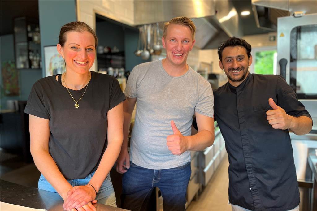 Vegane Burger-Aktion im Farbenfroh trifft den Nerv der Gäste Katy Reichelt (v.l.), Marcel Krienen und Izzettin Tas waren bei dem zweiten Burger-Aktionstag ein eingespieltes Team.