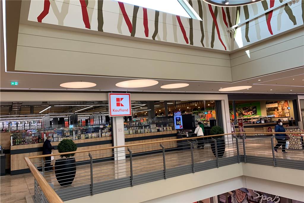 Black Friday in Dorsten: Schnäppchenjagd in geordneten Bahnen Kaufland hat die Anzahl der Einkaufswagen reduziert, um Kontrolle über die Zahl der Kunden im Geschäft zu behalten.