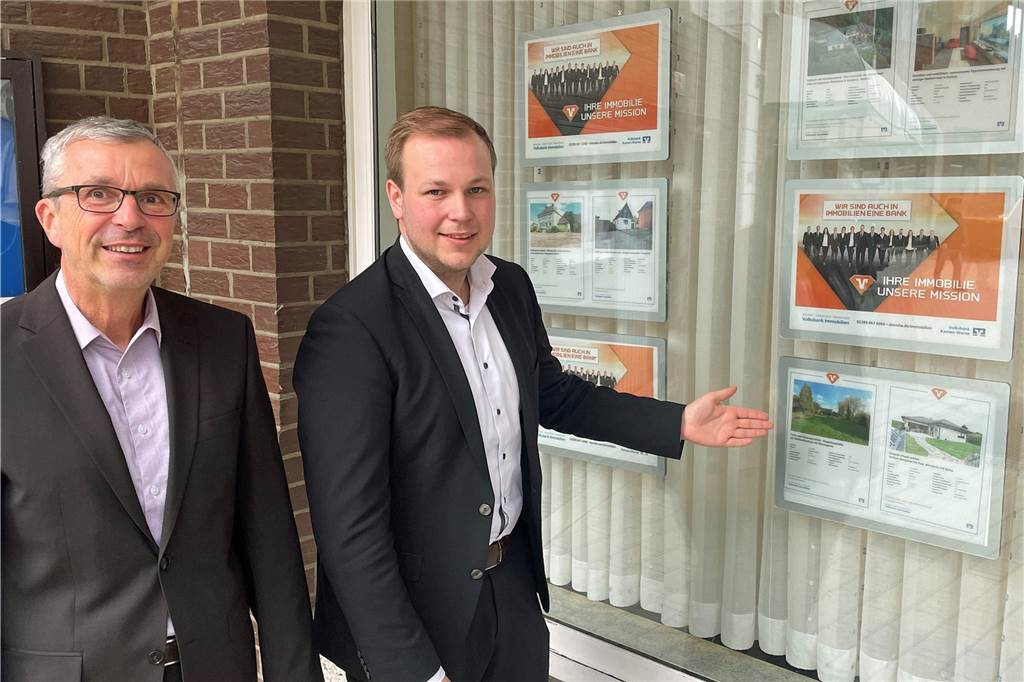 Gestiegene Bauzinsen: Der Traum vom Eigenheim fällt kleiner aus Kaum auf dem Markt, schon verkauft. Peter Borgschulte (l.) und Philipp Gärtner vor den Immobilien-Angeboten der Volksbank