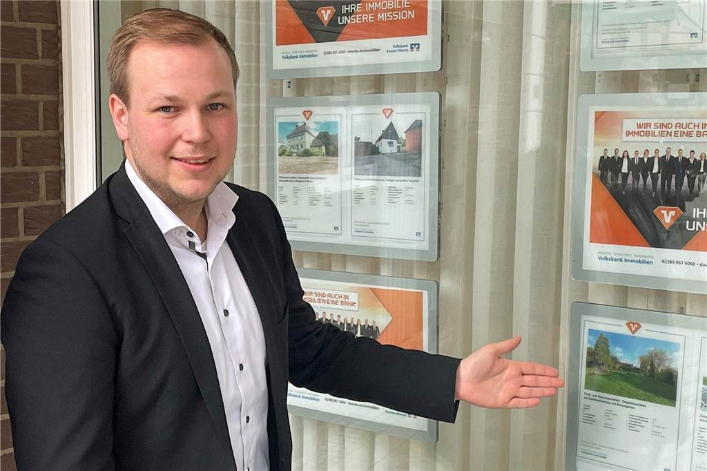 Der Immobilienmarkt in Werne: Zwischen Wohntraum und Sanierungsfall Kaum auf dem Markt, schon verkauft. Philipp Gärtner vor den Immobilien-Angeboten der Volksbank.