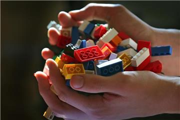 Kaum ein Kind in Deutschland besitzt keine Legosteine. Doch die meisten verbringen weniger Zeit mit dem Bauen, denn die digitale Ablenkung wächst. Foto: Karl-Josef Hildenbrand/dpa