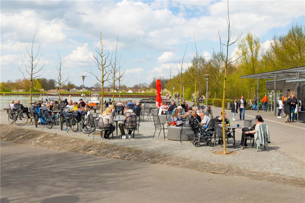 Kaum ein Platz blieb leer am Preußenhafen. 