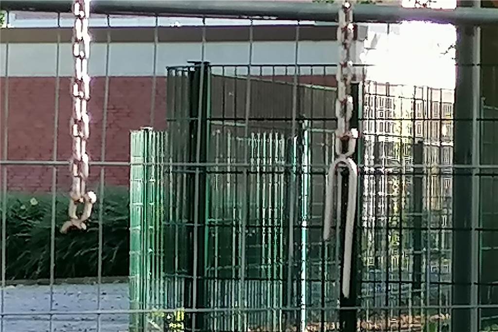 Dortmunder Boulevard der Kinderrechte wurde bisher nie richtig fertig Kaum ein "Werk" von Kindern und Jugendlichen: Mit einem Bolzenschneider zerstörten die Täter das Spielgerät.