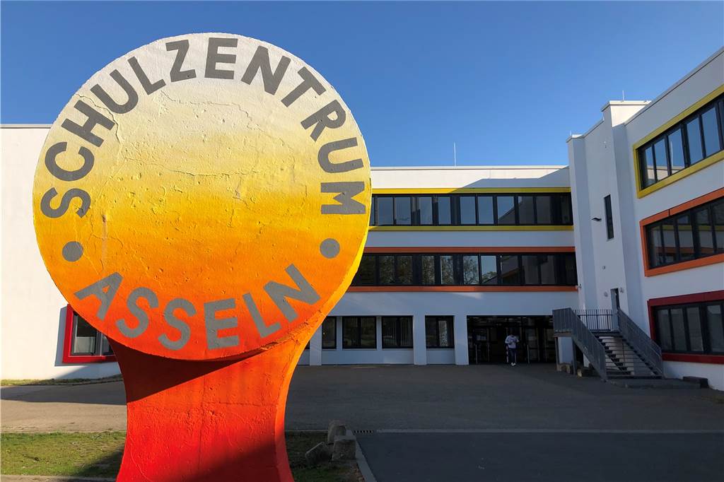 Sowi-Kurs an Dortmunder Gymnasium lernt mit zwei Metern Abstand Keine Menschenseele zu sehen. Am Schulzentrum Asseln mit Immanuel-Kant-Gymnasium und Max-Born-Realschule war der betrieb am Donnerstagmorgen höchst überschaubar.