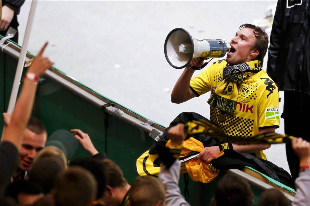 Ex-BVB-Profi Großkreutz lobt Terzic – eine Sache stört ihn noch Ex-BVB-Profi Kevin Großkreutz steht mit einem Megaphon vor der Südtribüne.
