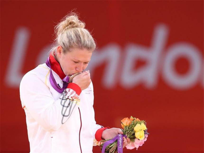 Silbermedaille: Judoka Thiele schafft Sensation Kaum hat Thiele ihre Silbermedaille erhalten, verpasst sie ihr einen Kuss. Foto: Michael Kappeler