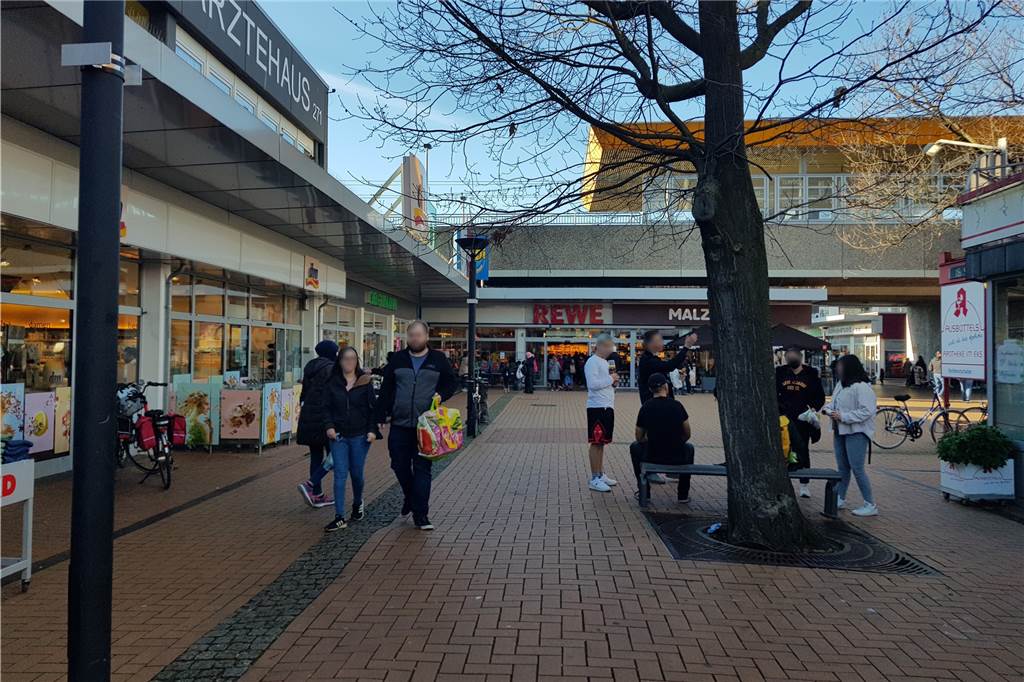 Ohne Maske im Einkaufszentrum? „Das macht mich aggressiv“ Kaum jemand trug draußen einen Mundschutz, als unsere Fotografin vor Ort war.