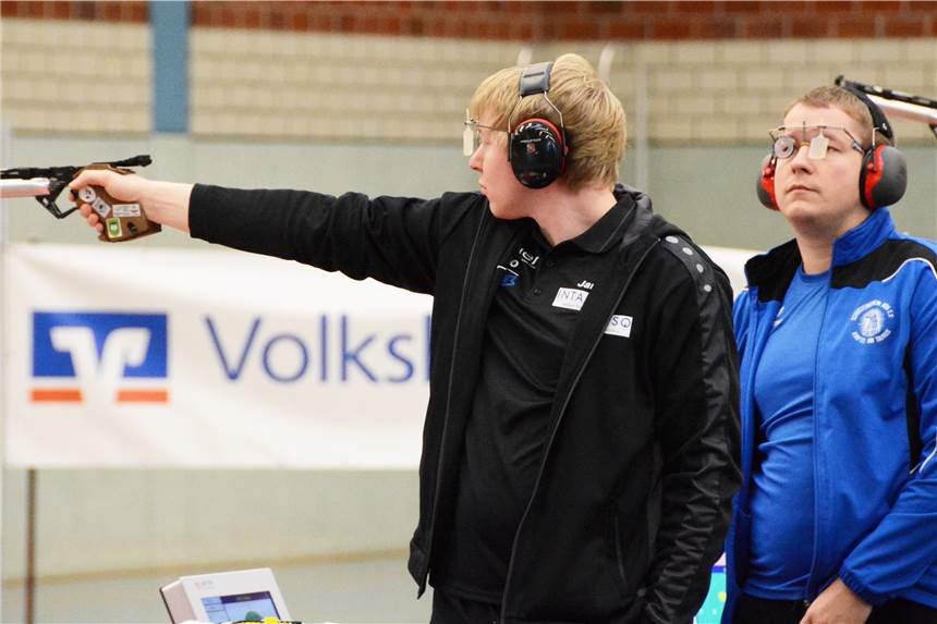 Raesfeld fehlt noch ein Sieg Kaum lösbare Aufgabe: Raesfelds Nummer 1 Jan Brückner (l.) bekommt es am letzten Wettkampf-Wochenende der 1. Bundesliga Nord mit Kriftels Olympiasieger Christian Reitz (r.) zu tun.