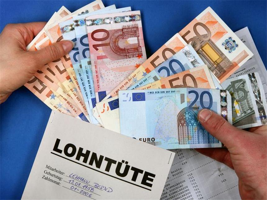 Krise im Geldbeutel: Reallöhne steigen kaum noch Kaum mehr in der Lohntüte. Bei vielen Arbeitnehmern zehrt die Inflation die Steigerung der Einkommen mehr als auf: Foto: Jens Büttner (Symbolbild)