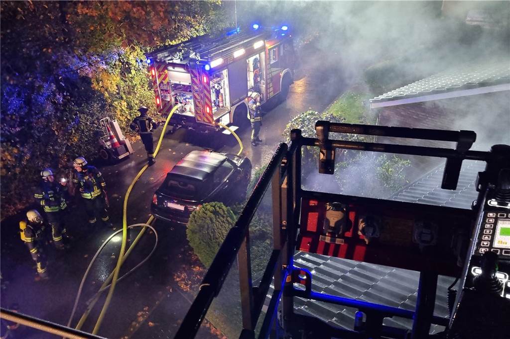 Kaum waren die Löscharbeiten abgeschlossen, ging um 5.37 Uhr ein weiterer Notruf bei der Leitstelle ein: In der Arenbergstraße brannten Mülltonnen unter einem Garagendach. 