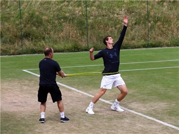 Kaum zu halten: Andy Murray bereitet sich mit seinem Fitnesstrainer Matt Little auf das Match gegen Dustin Brown vor. Foto: Gareth Fuller