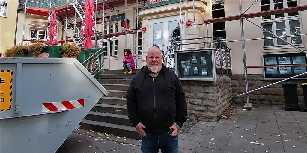 Ärger um Dach-Sanierung: Dortmunder Gastronom erteilt Handwerkern Hausverbot Kay Fräder ist sauer auf die LEG: Die Dach-Sanierung von "Friedchens Bahnhof" sei mit ihm terminlich nicht abgesprochen.