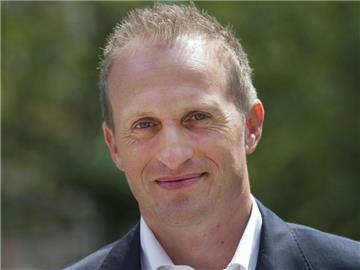 Kay-Sven Hähner nimmt die Favoritenrolle stellvertretend für die Handballerinnen an. Foto: Hendrik Schmidt