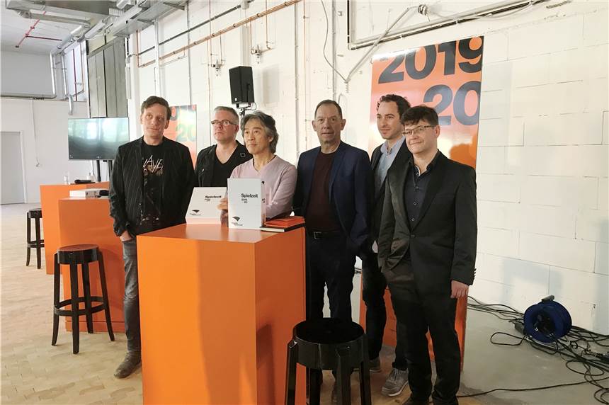 Theater Dortmund erwartet einen Wagner-Weltstar und einen Skandalregisseur Kay Voges, Marcus Lobbes, Xin Peng Wang, Andreas Gruhn, Tobias Ehinger und Heribert Germeshausen (v.l.) haben das Programm der Saison 2019/20 vorgestellt. Generalmusikdirektor Gabriel Feltz war mit einer Videobotschaft vertreten.