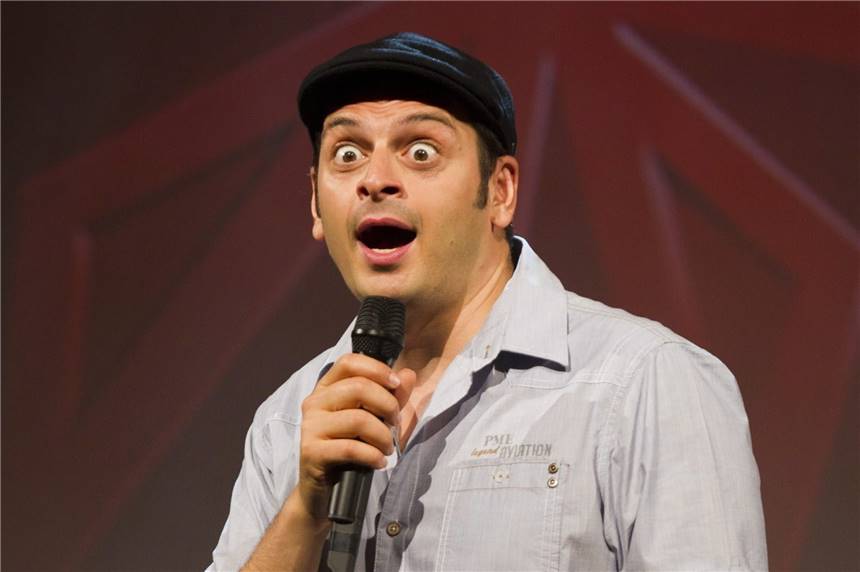 Comedian Kaya Yanar wendet sich mit Ratschlägen an alle Castrop-Rauxeler Kaya Yanar äußerte vor seinem Auftritt in der Europahalle seine Meinung zum Bürgerbüro und zur alten Eiche.