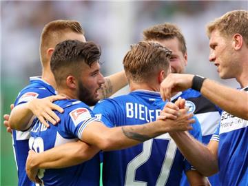 Keanu Staude (2.v.l) von Arminia Bielefeld jubelt mit seinen Kollegen über seinen Treffer zum 0:1. Foto: Daniel Karmann
