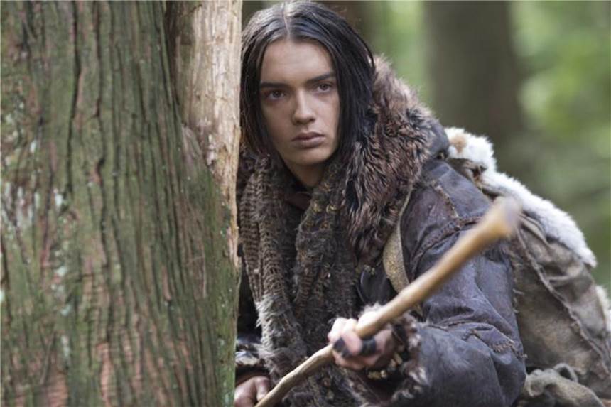 Survival-Abenteuer „Alpha“: Junge mit Wolf in der Eiszeit Keda (Kodi Smit-McPhee) ist ein junger Jäger, der eine Freundschaft zu einem Wolf aufbaut. Foto: Sony Pictures