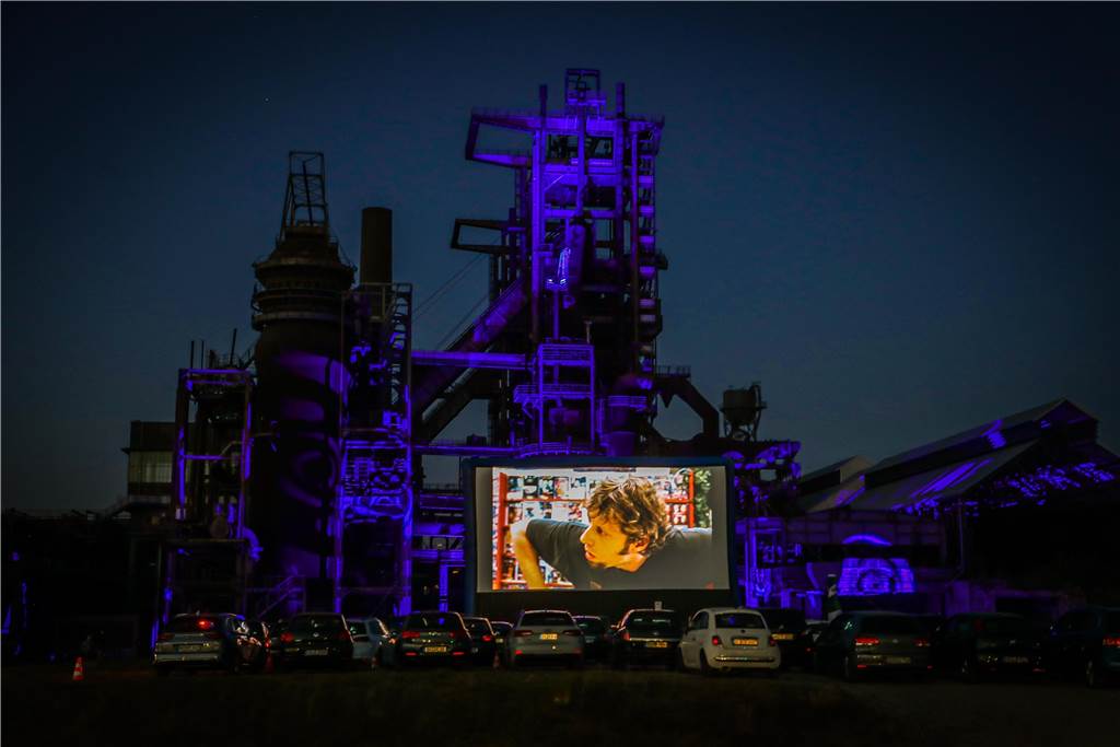 Autokino auf Phoenix-West - so magisch war der erste Abend unterm Hochofen Keek vor Industriekulisse: Mehr Ruhrpott geht nicht.