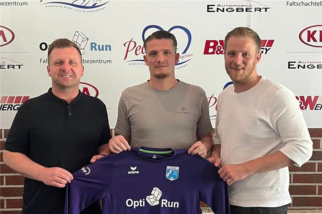 Schermbecker Keeper geht zu Wacker Obercastrop: Torwart mit Oberliga-Erfahrung kommt Keeper Cedric Drobe (M) wird vom Sportlichen Leiter Tim Eibold (l) und dem designierten Vorsitzenden Thorben Krol (r) als Neuzugang präsentiert.