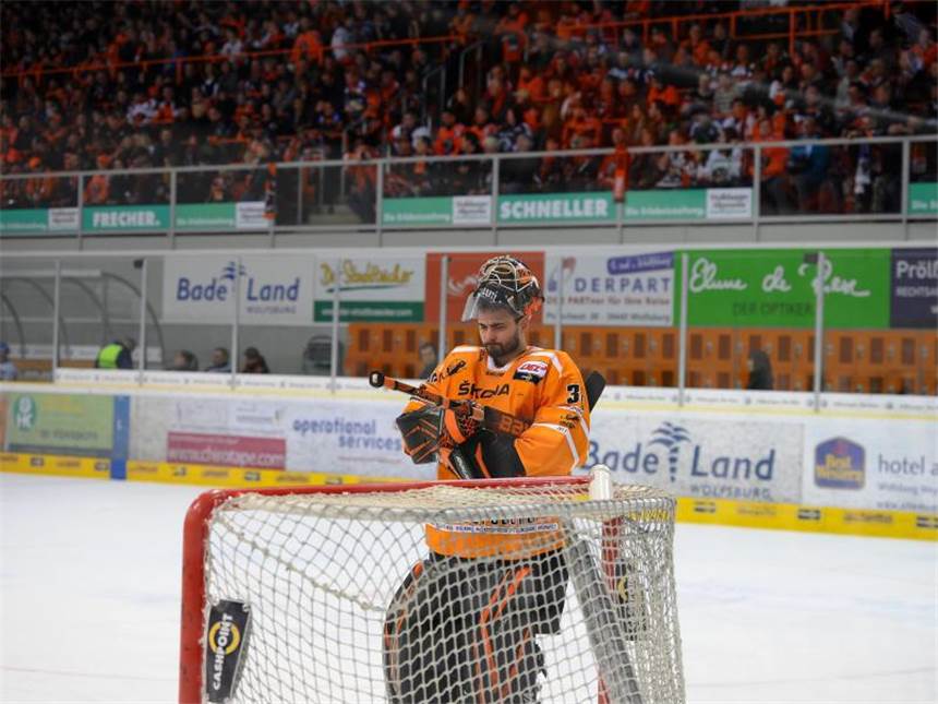 DEL-Spitzenspiel zwischen Krefeld und Wolfsburg verlegt Keeper Daniar Dshunussow und seine Wolfsburger treffen nun schon am 12. Oktober auf die Pinguine. Foto: Hermann Hay