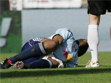 Keeper Edward Gustafsson (l) liegt nach einem scheren Foul verletzt am Boden.