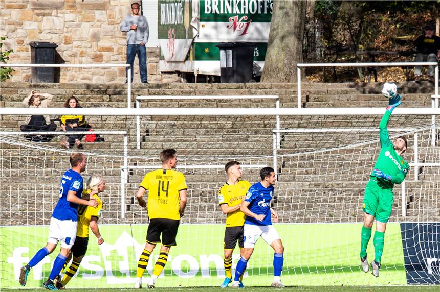BVB-U23: Heimspiel mit Fans – Zuschauer kehren in die Rote Erde zurück Keeper Jan Reckert und die BVB-U23, hier im letztjährigen Derby gegen die Zweitvertretung des FC Schalke 04, können sich wieder auf erste Fans im Stadion freuen - trotz einiger Einschränkungen.