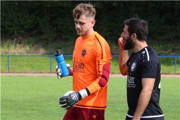 Keeper Joel Kiranyaz und Mehmet Kara zählten beim Sieg in Mark wieder zu den Leistungsträgern beim VfL Kamen. 