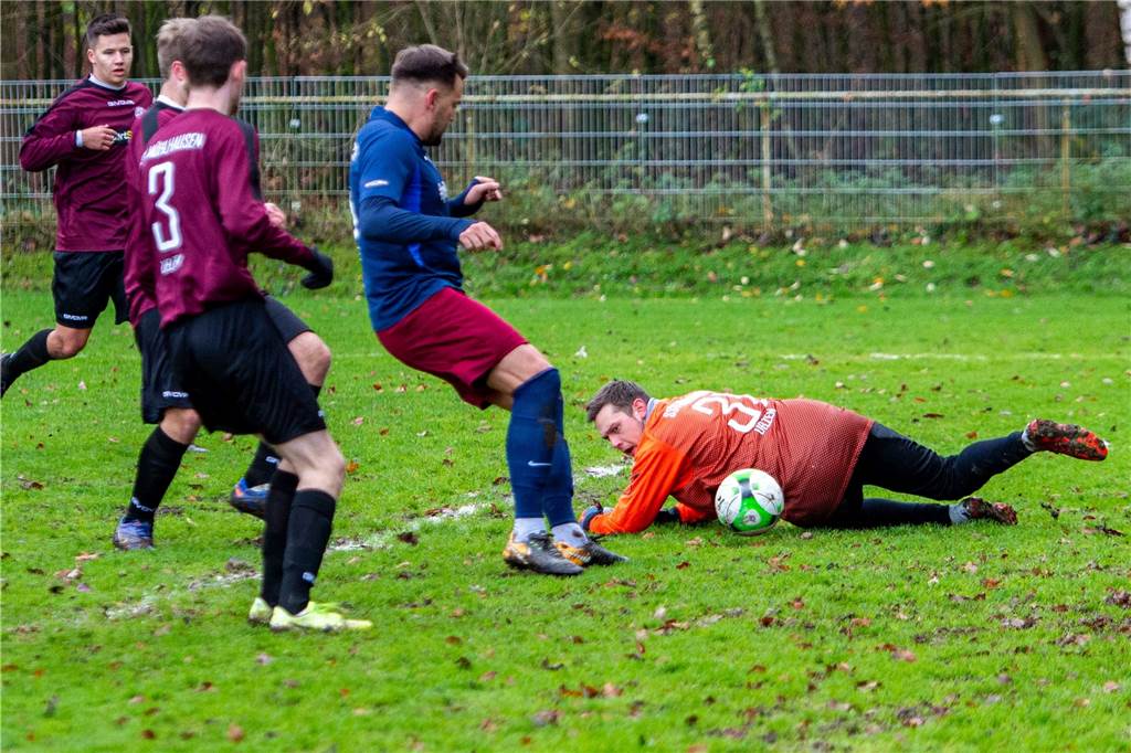 Fast drei Monate kein Mannschaftstraining - SSV Mühlhausen greift zu ungewöhnlichen Maßnahmen Keeper Kevin Hoffmann war hier gegen Billmerichs Julian Knabe schon geschlagen. Zuletzt lief die Nummer eins der SSV-Zweiten im Feld auf.