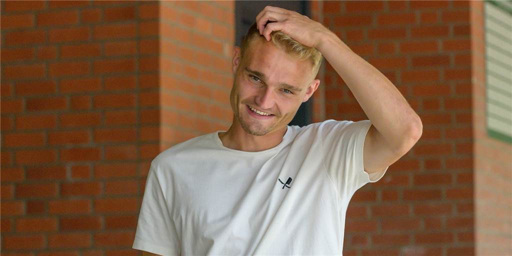 Amos Pieper vor BVB-Wiedersehen mit Bremen: „Ich bin extrem heiß“ Amos Pieper greift sich in die Haare.