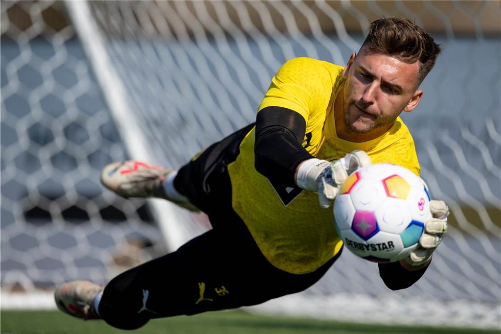 BVB-Verletzungsmisere hat auch Folgen für die U23: Nur ein Spieler kehrt vorzeitig zurück Marcel Lotka pariert einen Ball.