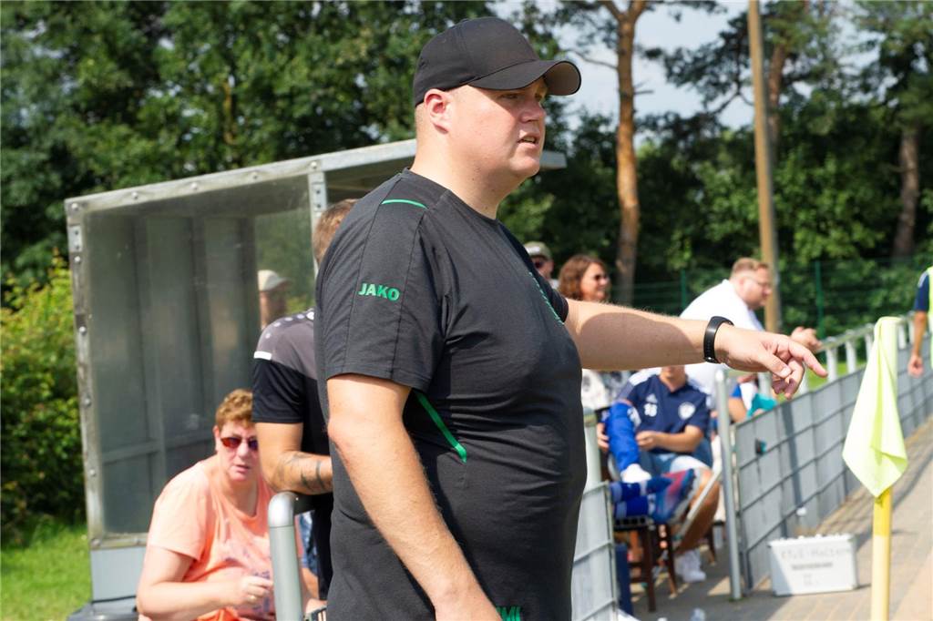 Ein Derby, das niemand braucht?: Bossendorf gegen Bossendorf „ist in meinen Augen Schwachsinn“ Kein allzu großer Fan vereinsinterner Duelle in der Liga: Christoph Martin-Lopez, Trainer des SV Bossendorf II.