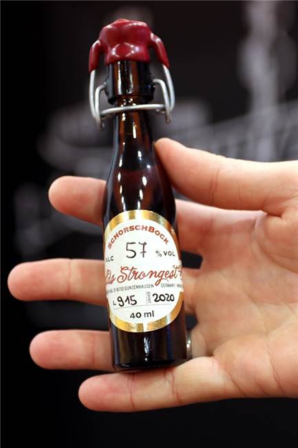 Kein Bier, das man mal eben auf ex trinkt: Das Schorchbock 57 gehört mit einem Alkoholgehalt von 57% zu den stärksten Bieren der Welt. Je stärker das Bier, desto kleiner die Flasche.