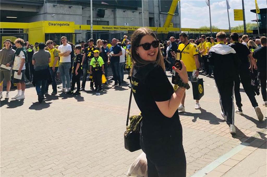 Einen Monat lang vegan und ohne Alkohol leben: Zwei Autorinnen, zwei Selbsttests Redakteurin Anne Schiebener vor dem Stadion in Dortmund.