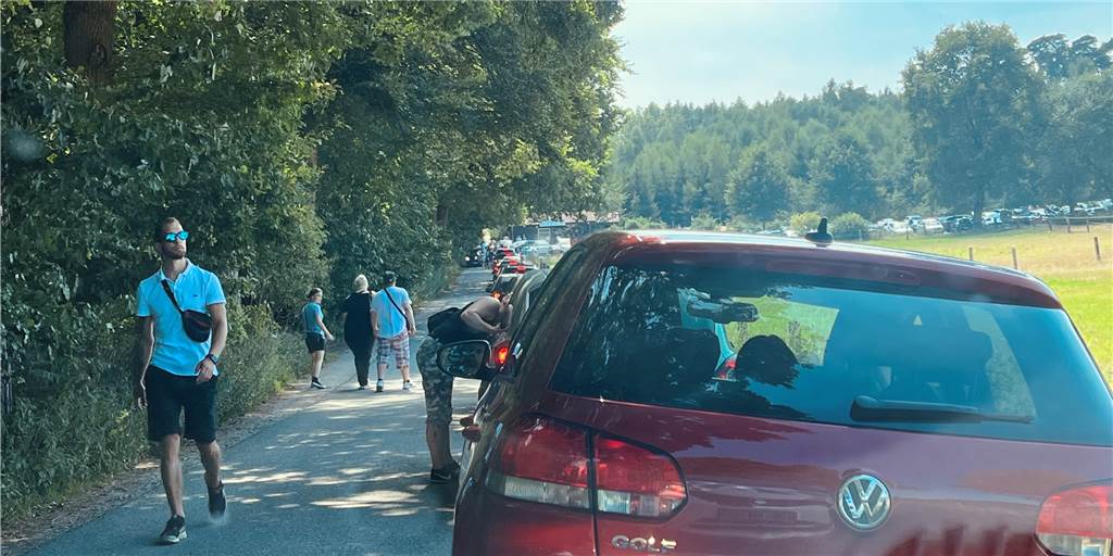 Kein Durchkommen: Extremes Verkehrschaos am Naturwildpark in Haltern Kein Durchkommen: Am Sonntag, 24. Juli, herrschte absolutes Parkchaos am Naturwildpark Granat in Haltern.