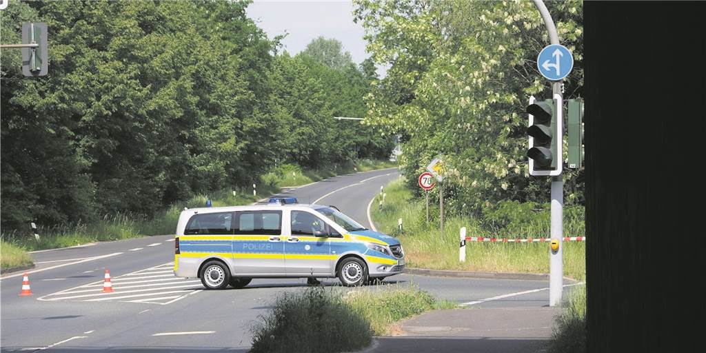 Fluchtfahrzeug gefunden: Spur der Automatensprenger führt nach Recklinghausen Ein Polizeifahrzeug steht auf der Kreuzung an der A2-Abfahrt Recklinghausen-Ost