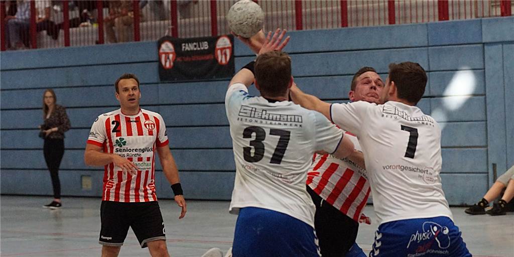 Nach Oberliga-Abstieg: TuRas Trainerfrage geklärt - Hiobsbotschaft aus Spielerkreis Kein Durchkommen für für Pascal Terbeck und den HC TuRa Bergkamen in der Oberliga. Die Bergkamener steigen in die Verbandsliga ab.