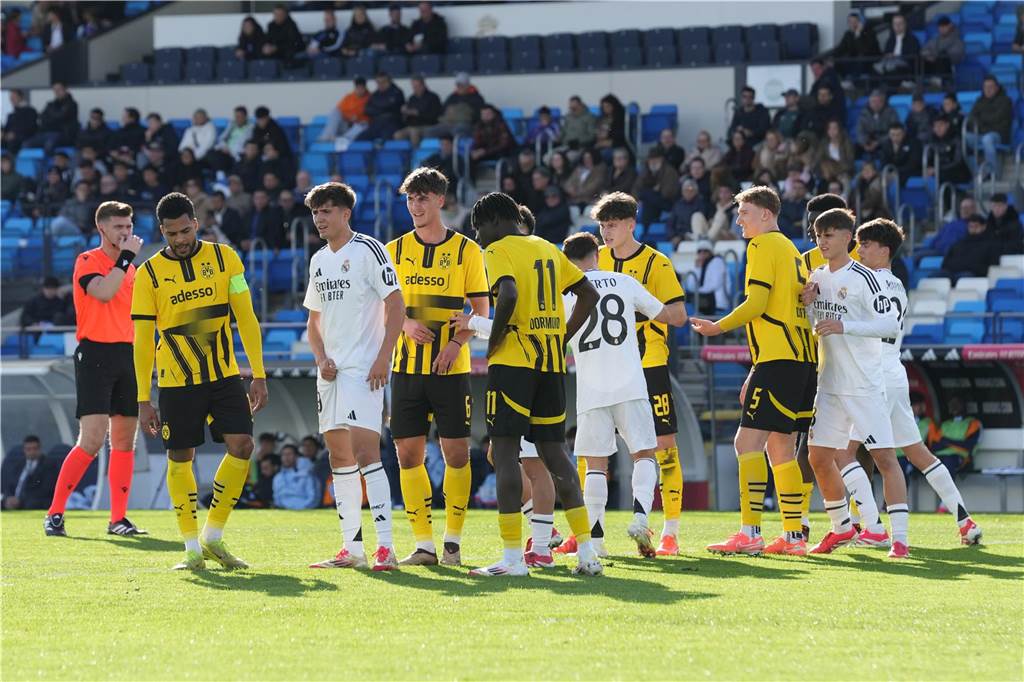 Gelingt der BVB-U19 gegen Real Madrid erneut die große Überraschung?: Youth League live Die Spieler der BVB-U19 stehen auf dem Rasen.