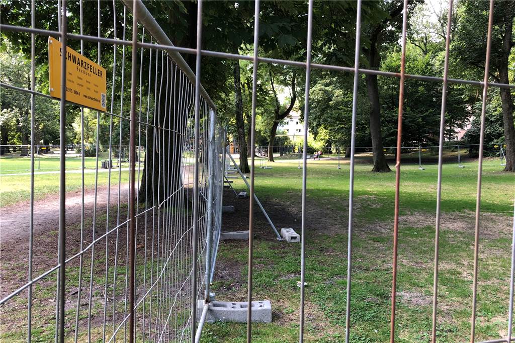 Es tut sich was im Westpark: Eine Parkordnung kommt und zwei Baustellen sind schon da Kein Durchkommen: Zwei Liegewiesen im Westpark sind seit Mitte Juli abgesperrt.