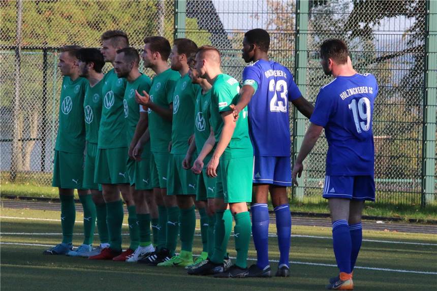 Video-Reaktionen zum Spiel des HSC II gegen Wethmar: „Wir haben eine Verletzungs-Flatrate gebucht“ Kein Durckommen: Die Wethmarer Defensive stand im Match am Haarstrang. Der Holzwickeder SC U23 verlor mit 1:5.