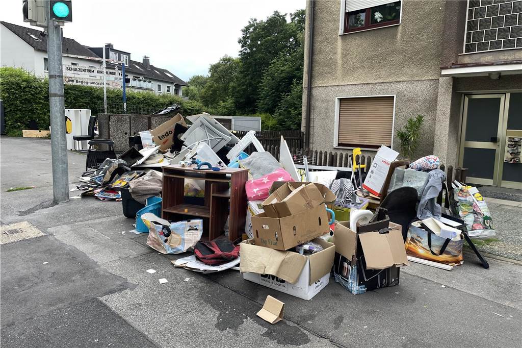 Sperrmüllsammlung in Kirchlinde war für EDG-Teams wieder harte Arbeit Kein Einzelfall am Sperrmüll-Tag in Kirchlinde: Viele Bürger entsorgten Abfälle, die definitiv kein Sperrmüll waren.