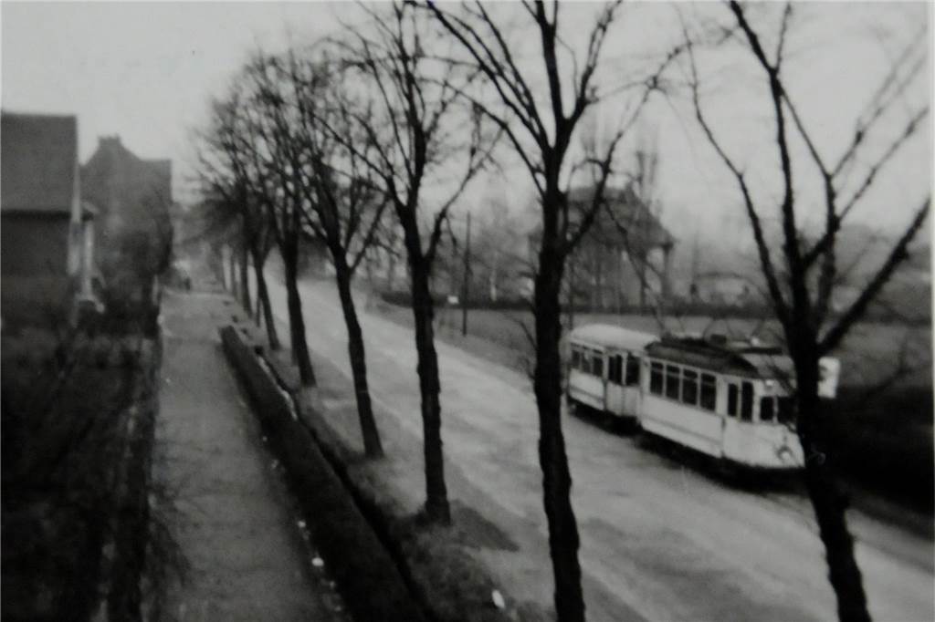 Montag beginnt ein Ausbau, der seit dem Dritten Reich geplant wurde Kein einziges Auto machte der Straßenbahn die Hörder Straße streitig, als Friedhelm Stratmann im Juni 1954 vor seinem Haus deren letzte Fahrt nach Hörde fotografierte.