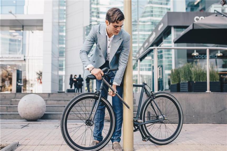 Beim Yerka Bike wird das Fahrrad selbst zum Schloss Kein Extra-Schloss mehr nötig: Beim Yerka Bike können Radler die Sattelstütze und ausklappbare Teile des Unterrohrs etwa um einen Laternenpfahl zusammenschließen. Foto: YERKA/dpa-tmn