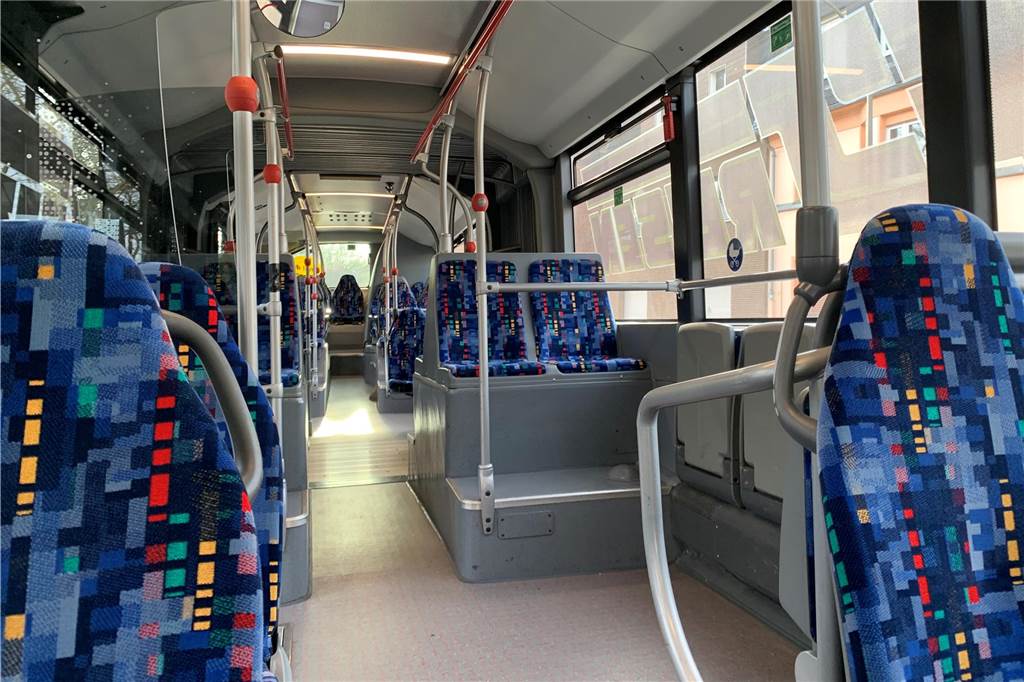 Lohnt die Fahrt mit dem RB43-Schienenersatzverkehr? Zu sehen ist das innere eines leeren Linienbusses, der zwischen Dortmund und Castrop-Rauxel fährt.