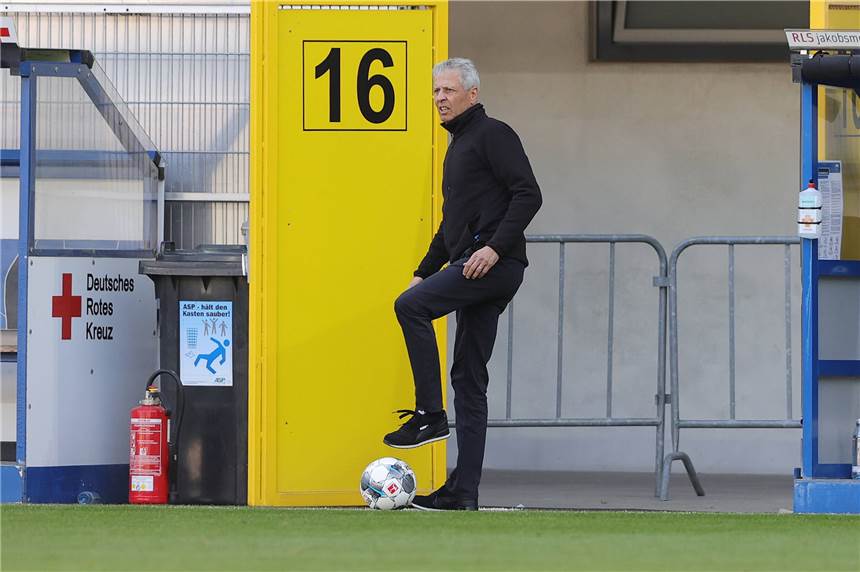 BVB-Trainer Favre ist sprachlos nach Elfmeterpfiff in Paderborn Kein Freund der Handspielregel: BVB-Trainer Lucien Favre.