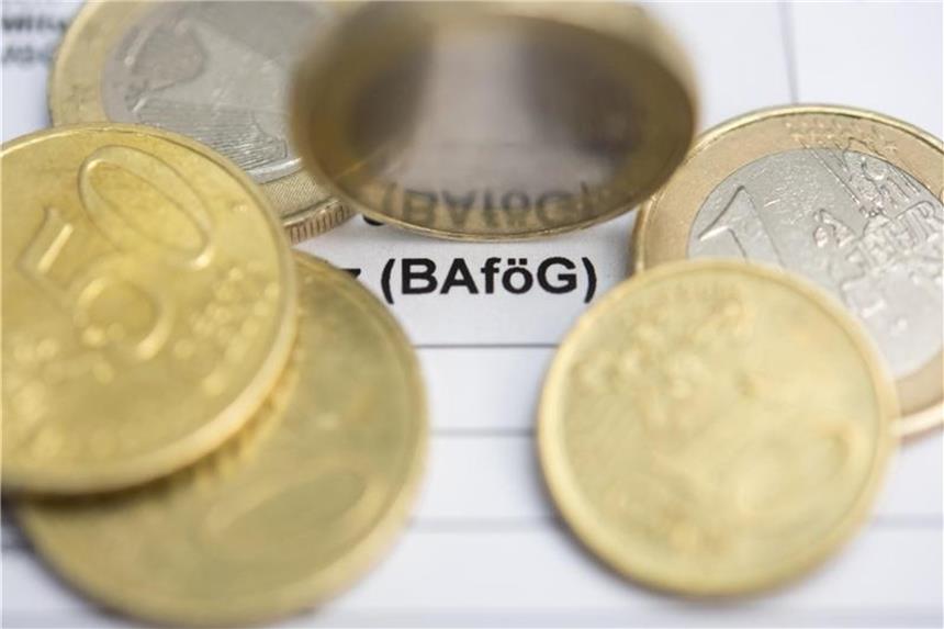 Schulden für das Studium: So läuft die Bafög-Rückzahlung Kein geschenktes Geld: Wer im Studium Bafög bekommt, muss es später zurückzahlen - zumindest einen Teil davon. Foto: Florian Schuh/dpa-tmn
