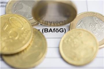 Kein geschenktes Geld: Wer im Studium Bafög bekommt, muss es später zurückzahlen - zumindest einen Teil davon. Foto: Florian Schuh/dpa-tmn