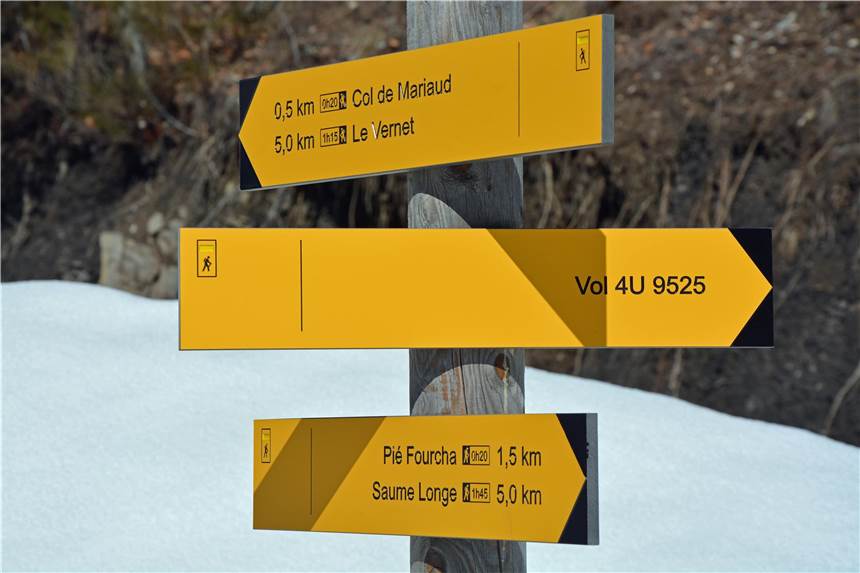 Kein Hinweis für fröhliche Wanderer. Ein Schild weist den Weg zur Absturzstelle, die kein Unbefugter betreten darf.