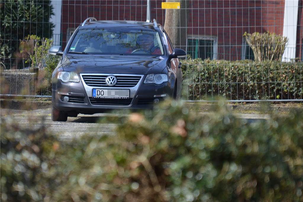 Abi in Coronavirus-Zeiten: Mysteriöse Szenen vor einem Dortmunder Schulzentrum Kein Kontakt, keine Kommunikation. Zwischen den Übergaben vergehen fünf Minuten des Wartens.