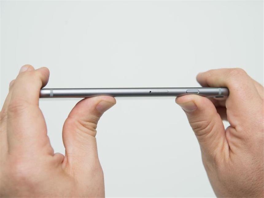 Neuheiten von Apple: Das iPhone 6S und 6S Plus im Test Kein neues «Bendgate»: Eine neue Aluminiumlegierung soll das Gehäuse deutlich stabiler machen. Das Material kommt sonst in der Luft- und Raumfahrt zum Einsatz. Foto: Andrea Warnecke